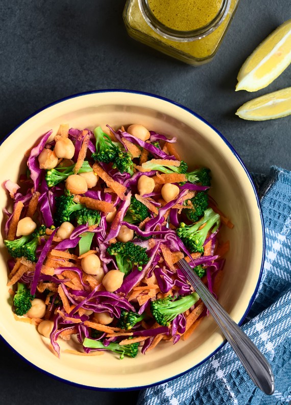 Insalata di cavolo rosso, piatto unico in pausa pranzo