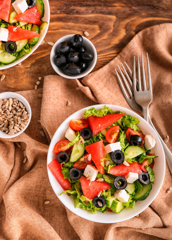 Insalata con feta, fresca scelta estiva